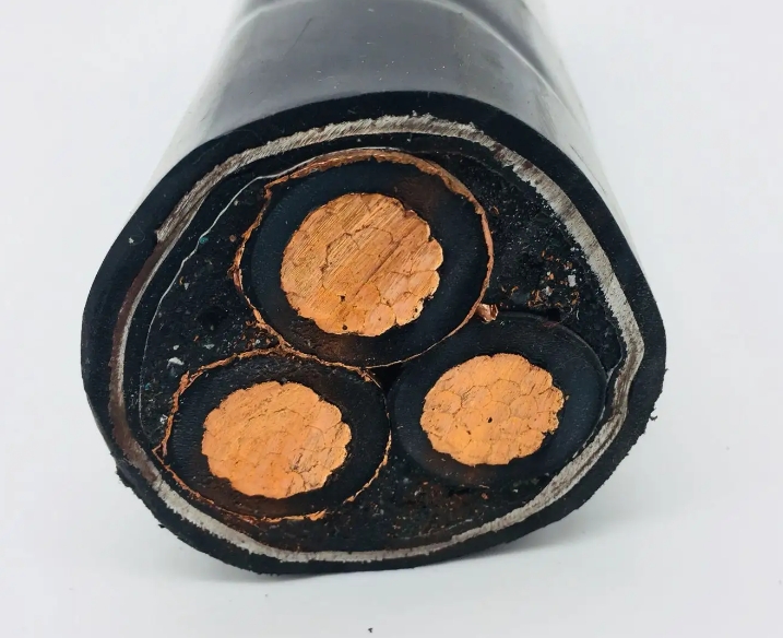 架空絕緣線多用于遠(yuǎn)距離電流傳輸、城市供電、工程工地供電等領(lǐng)域.jpg